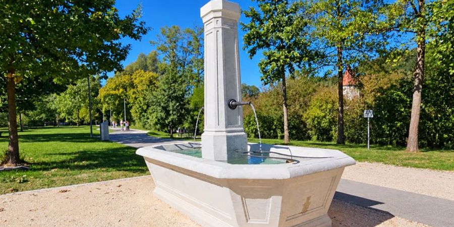 Ein alter Brunnen sprudelt wieder