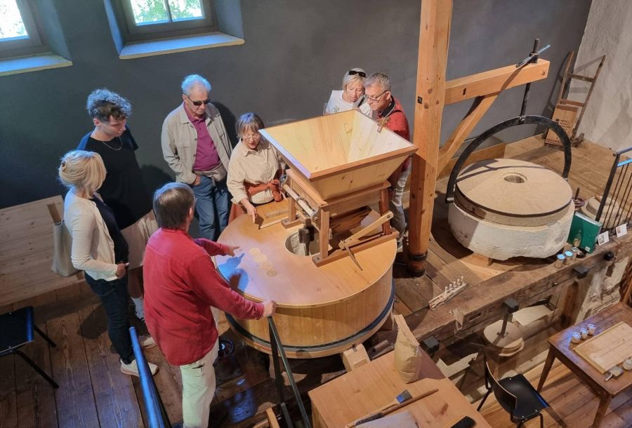 Spannend: «Mühledoktor» Kurt Fasnacht bei seinen Ausführungen rund um die Mühle.