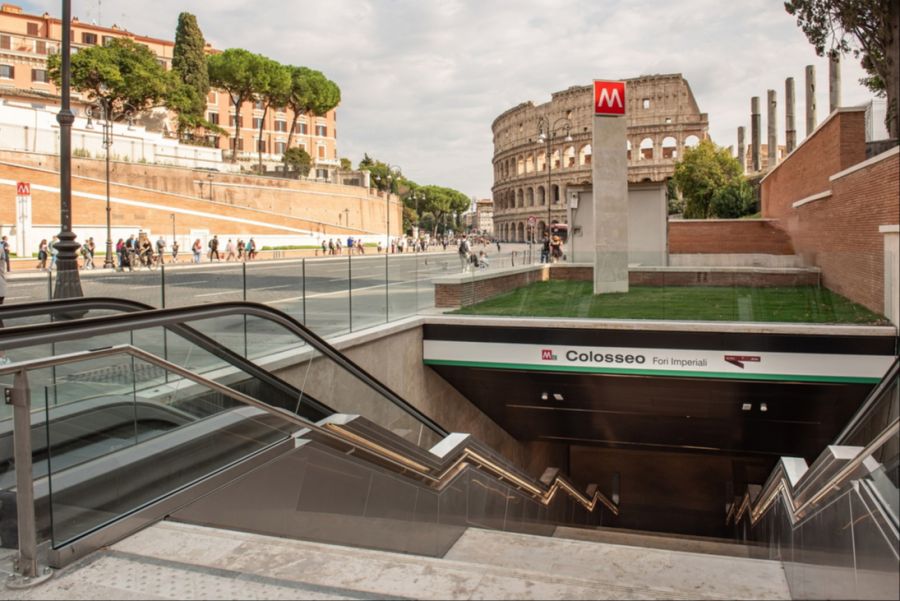 Eine Metrostation direkt vor einem der berühmtesten Bauwerke der Welt: Am Ausgang der Station Colosseo – Fori Imperiali wartet das Kolosseum. Bild: Metro C