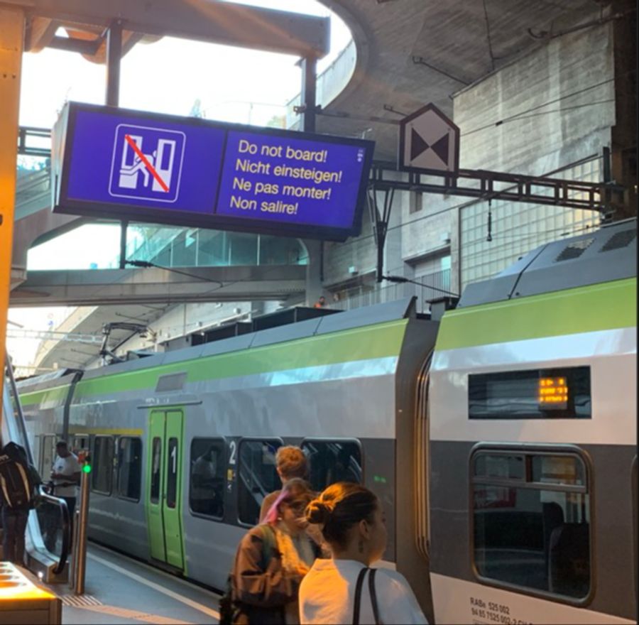 «Nicht einsteigen!», warnen Anzeigetafeln bei einem Zug der BLS auf dem Perron am Bahnhof Bern.