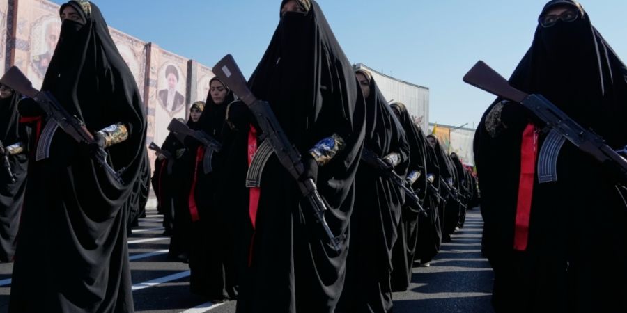 Frauen mit Gewehren bei der Militärparade in Teheran. Foto: Vahid Salemi/AP/dpa