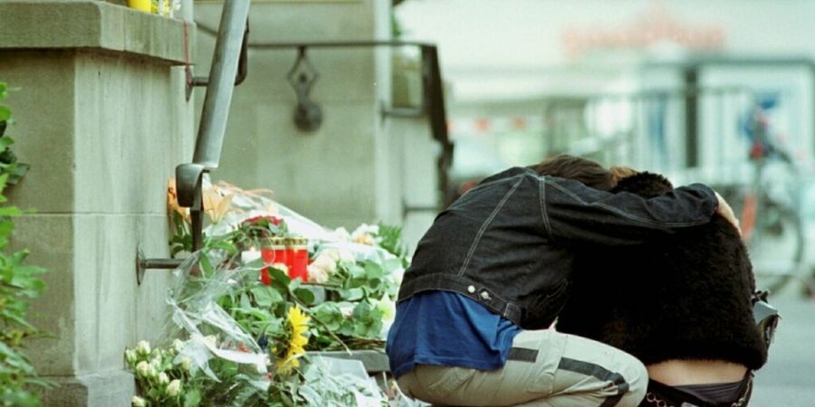 Angehörige von Opfern des Attentats trauern vor dem Parlamentsgebäude in Zug. (Archivbild)
