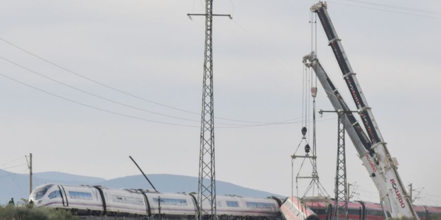 dpatopbilder - Zwei Kr‰ne sind im Einsatz, um die Waggons der entgleisten Z¸ge zu bergen. Die Rettungskr‰fte setzen ihre Bergungsarbeiten nach dem schweren Bahnungl¸ck in ...