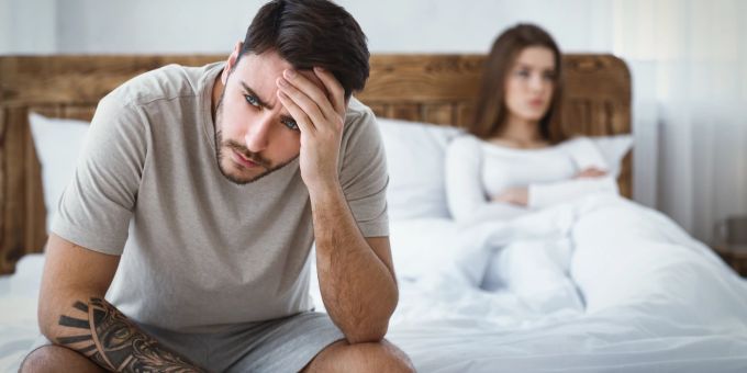 Notlügen sind in vielen Beziehungen keine Seltenheit. Paar im Streit