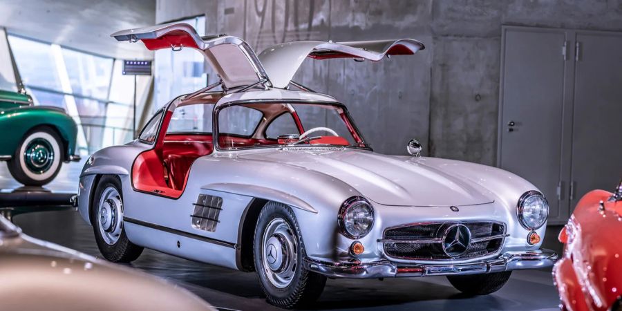 Seine Flügeltüren machen die Rolle des Mercedes-Benz 300 SL als Designikone perfekt. Kein Wunder, dass er 1999 zum «Sportwagen des Jahrhunderts gewählt wird.