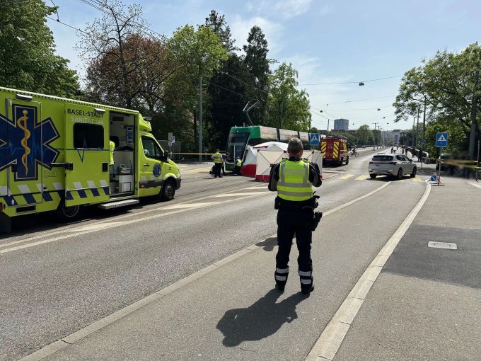 Der Frau soll die Warnrufe einer Begleitperson nicht gehört haben, teilt die Kapo mit. Unfall am Wettsteinplatz