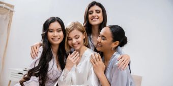 vier junge frauen, braut, brautjungfern, weisser hintergrund