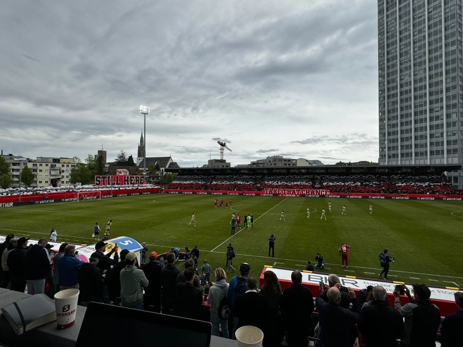 Die Stimmung in Winterthur ist schon vor dem Anpfiff überragend. Beim Einlauf zeigen die Winti-Fans eine grosse Choreo.