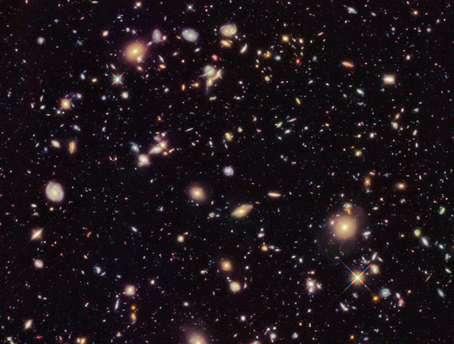 Dieses von der Nasa zur Verfügung gestellte und vom Hubble-Weltraumteleskop aufgenommene Bild zeigt bisher ungesehene frühe Galaxien, darunter die älteste mit 13,3 Milliarden Jahren.