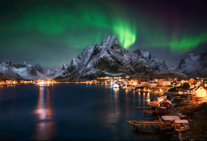 Der Traum eines jeden Lofoten-Besuchers ist es die Nordlichter so klar und deutlich zu sehen. Nordlichter über einem Dorf auf den Lofoten.
