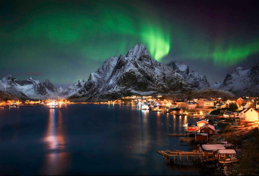 Nordlichter über einem Dorf auf den Lofoten.