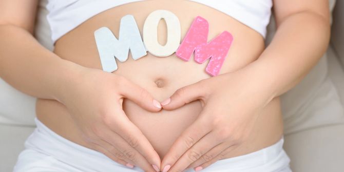 Schwangerschaft Hand auf Bauch