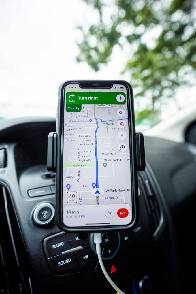 Google Maps ist in dichtbesiedelten Gebieten oft aktueller als ein klassisches Navigationssystem. Google Maps