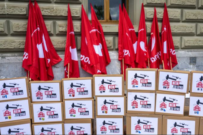Die Kisten mit den Unterschriften für das Referendum vor der Bundeskanzlei in Bern. EFAS Referendum Monismus-Vorlage Gesundheitsfinanzierung