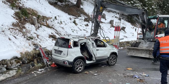 Ardez: Auto mehrfach überschlagen. Ardez: Unfall