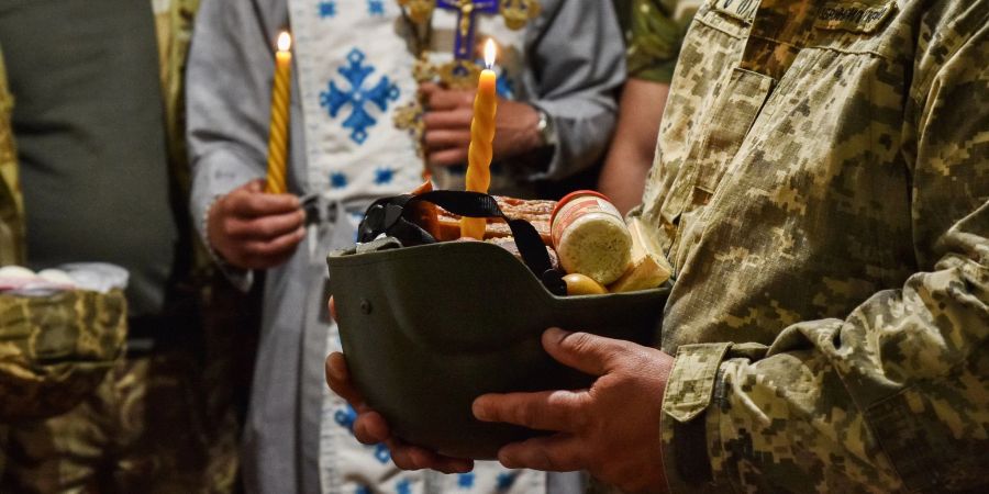 Die Ukrainer feiern das orthodoxe Osterfest, und die Soldaten der ukrainischen Streitkräfte halten sich auch an der Front an die nationalen Traditionen.