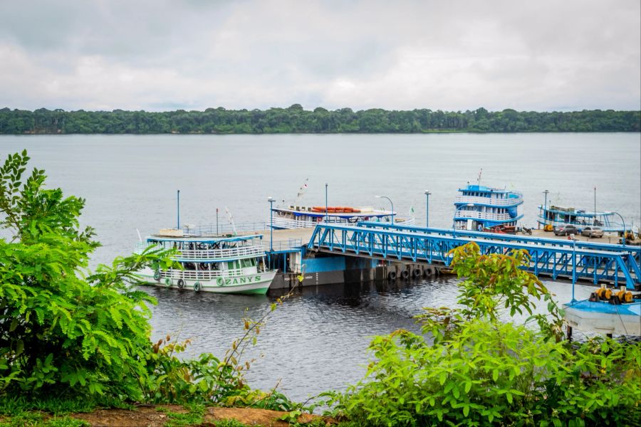 Urwald Bootsanleger Schiffe Amazonas