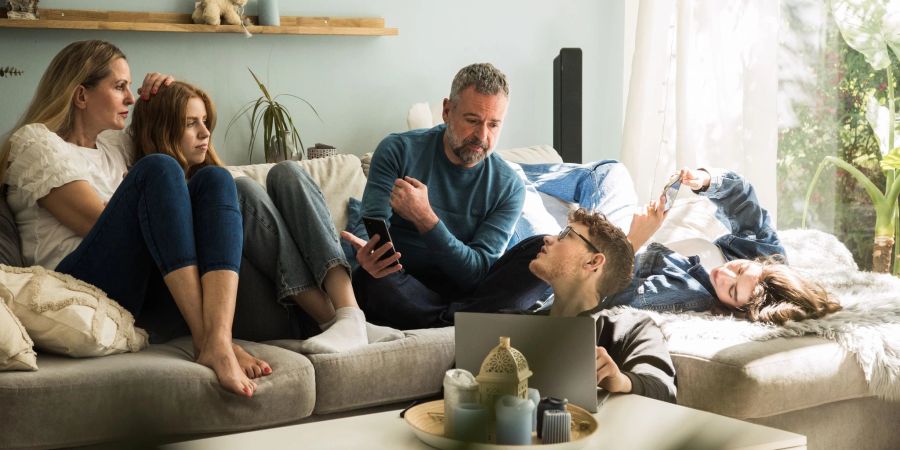 «Papa, Mama, diese Nachrichten beschäftigen mich.» In solchen Situationen sollten Eltern ein offenes Ohr haben, in Ruhe erklären und Zuversicht ausstrahlen.