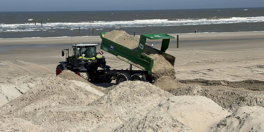 Die Badesaison kann kommen: Auf den Ostfriesischen Inseln werden nach der Sturmflutsaison Strände mit Sand aufgefüllt.