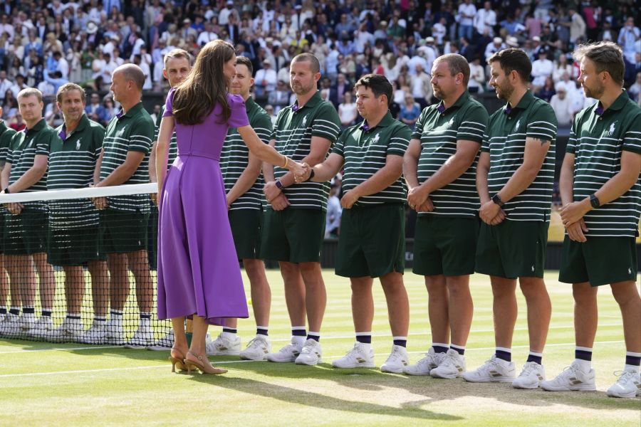 Prinzessin Kate begrüsst die Wimbledon-Mitarbeiter.