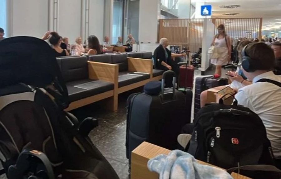 Während der weltweiten IT-Panne: Ein X-User schreibt, dass seine Tochter und deren Baby in Zürich am Flughafen gestrandet sind.