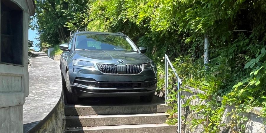 Mit Auto steckengeblieben.