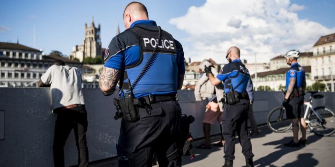 Lausanner Polizisten kontrollieren Männer auf Drogen. (Archivbild) Polizei