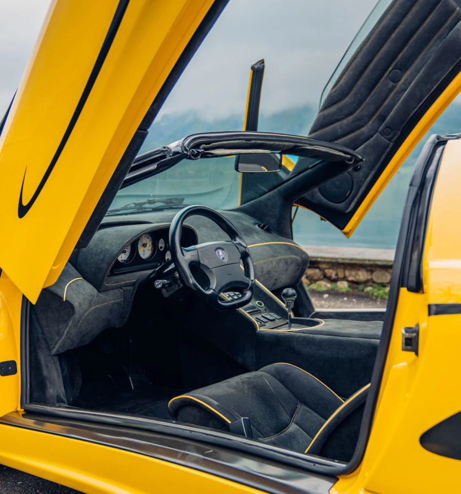 Die Farben Gelb und Schwarz dominieren im Lamborghini Diablo SV Roadster.
