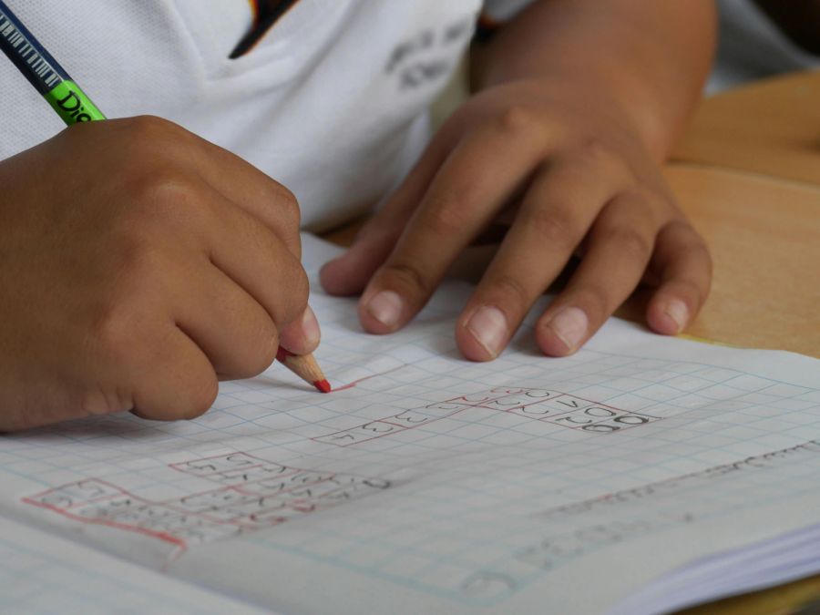 Dennoch: Es kommt ab und zu zu Zwischenfällen mit streng religiösen oder esoterischen Lehrpersonen an den Schulen. (Symbolbild)