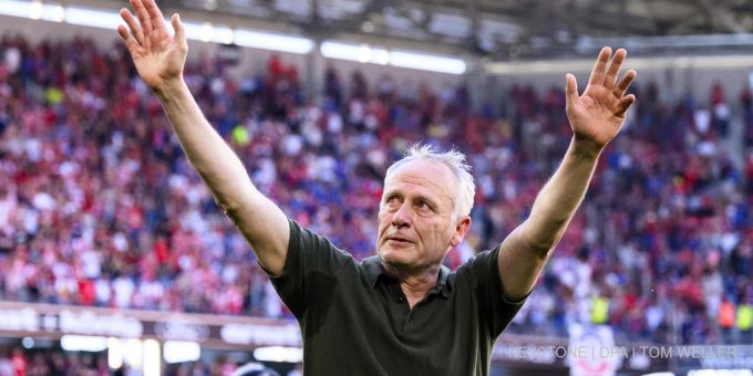 Unter Tränen sagt Christian Streich der Fankurve des SC Freiburg ein letztes Mal Tschüss. Christian Streich