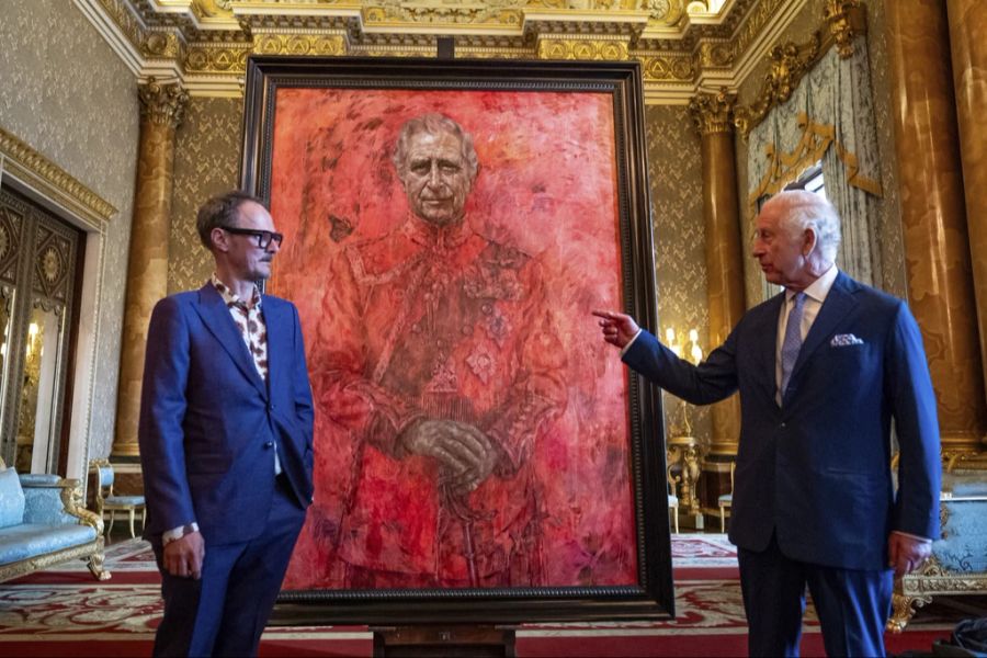 König Charles (rechts) und der Künstler Jonathan Yeo (links) vor dem Porträt im Buckingham Palace.