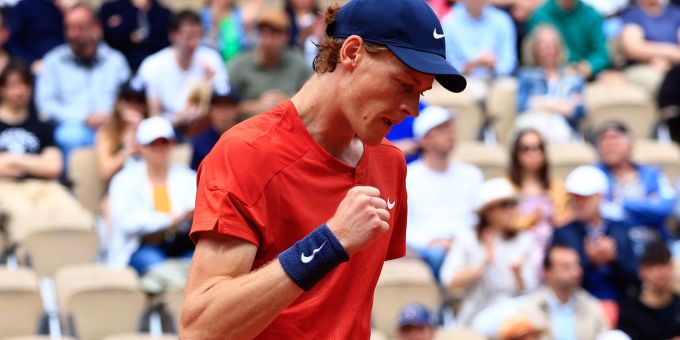 Der Italiener Jannik Sinner ballt die Faust nach einem Punktgewinn. Der Italiener Jannik Sinner ballt die Faust nach einem Punktgewinn.
