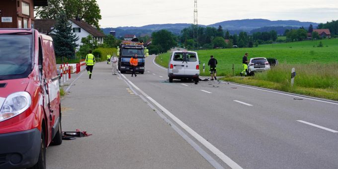 Strasse gesperrt - Vier Fahrzeuge kollidieren in Oetwil am See ZH