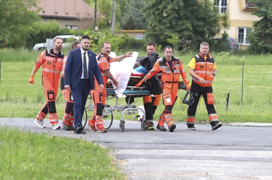 Nach der Sitzung wird Fico angeschossen und schwer verletzt ins Spital gebracht.