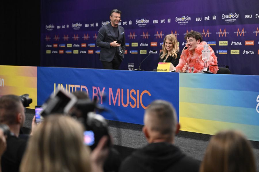 Nemo bei der Pressekonferenz in Malmö.