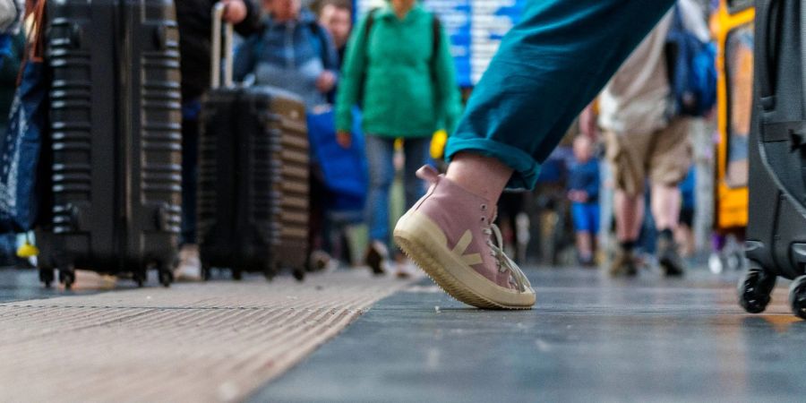 Reisende sind im Frankfurter Hauptbahnhof unterwegs: Die Deutsche Bahn rechnet über das gesamte Pfingstwochenende mit vollen Zügen.