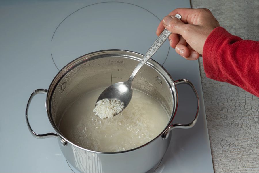 Eine der beliebtesten Zubereitungsarten: den Reis schonend quellen lassen.