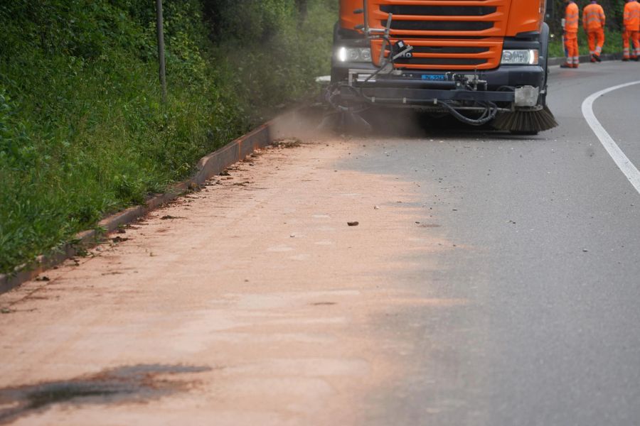 Die Reinigungsarbeiten zogen sich über mehrere Stunden hinweg und führten zur Sperrung der Strasse. Bei dem Unfall gab es keine Verletzten.