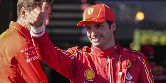 Carlos Sainz (Ferrari) feiert den Sieg im Australien-GP der Formel 1. Carlos Sainz Ferrari Melbourne