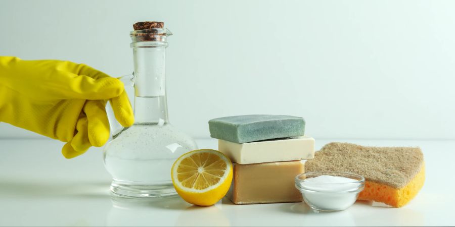 Durch natürliche Reinigungsmittel wie Essig, Zitrone oder Backpulver wird die Reinigung umweltfreundlicher.