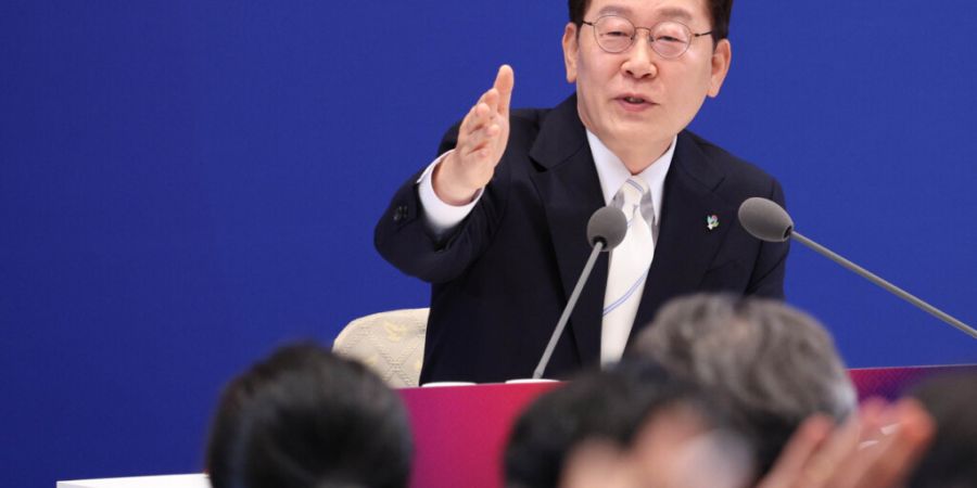 ARCHIV - Südkoreas Präsidenten Lee Jae Myung gestikuliert auf einer Pressekonferenz im Staatsgästehaus Yeongbingwan zum 1. Jahrestag seiner Amtseinführung. Foto: -/YNA/dpa/Archivfoto