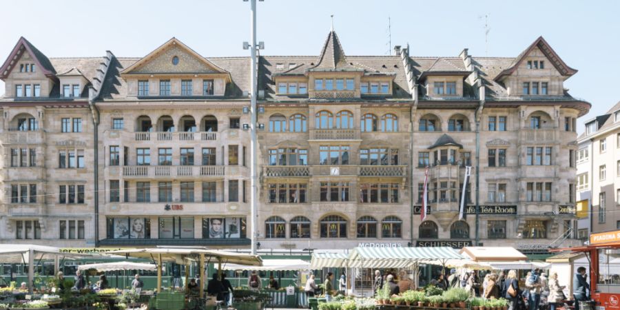 Die Confiserie Schiesser ist gemäss Kantonsblatt konkurs. Die stadtbekannte Confiserie befindet sich im Gebäude-Ensemble von 1910 beim Marktplatz in Basel.