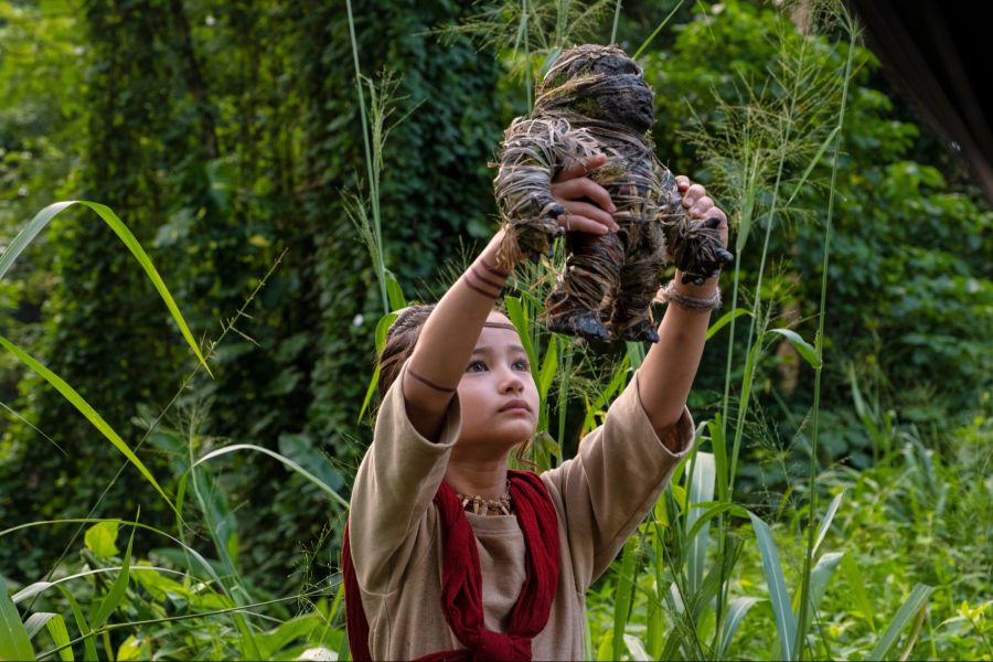 Kaylee Hottle als Jia in «Godzilla vs. Kong». Die Figur verständigt sich mit King Kong in Gebärdensprache.