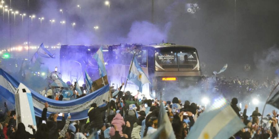 Fans begrüssten die argentinische Fussball-Nationalmannschaft nach ihrer Finalniederlage zurück in Argentinien.