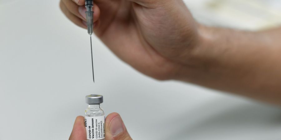 Die Impfdosen gegen das Coronavirus waren nur 30 Tage lang haltbar. Der Arzt argumentierte, dass er darüber nicht informiert worden sei. Die abgelaufenen Impfungen, die er dennoch Pati...