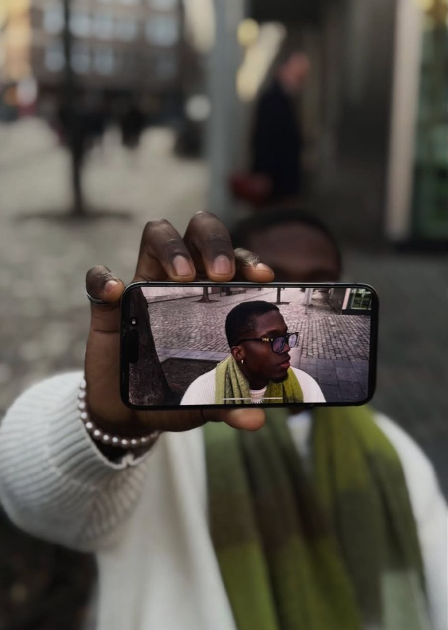 Joshi Josh heisst bürgerlich Joshua Gyamfi. Der Reality-Star lebt in Aachen (D) und arbeitet neben seinen TV-Auftritten in der Gastronomie.