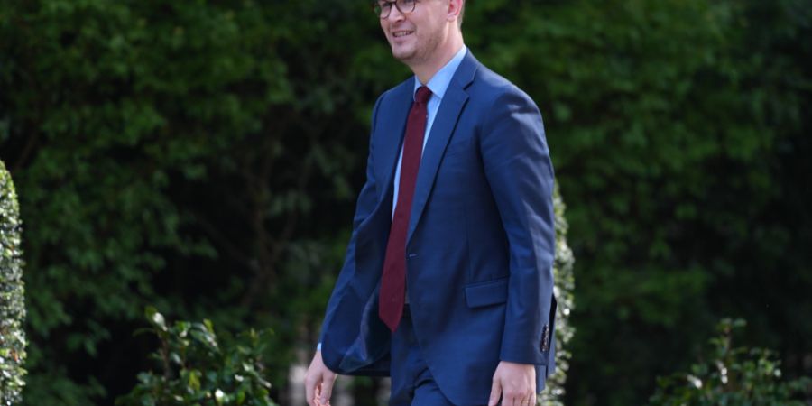 ARCHIV - Der erste Staatssekretär des britischen Premierministers, Darren Jones, kommt zu einer Kabinettssitzung in der Downing Street. Foto: Kirsty Wigglesworth/AP/dpa
