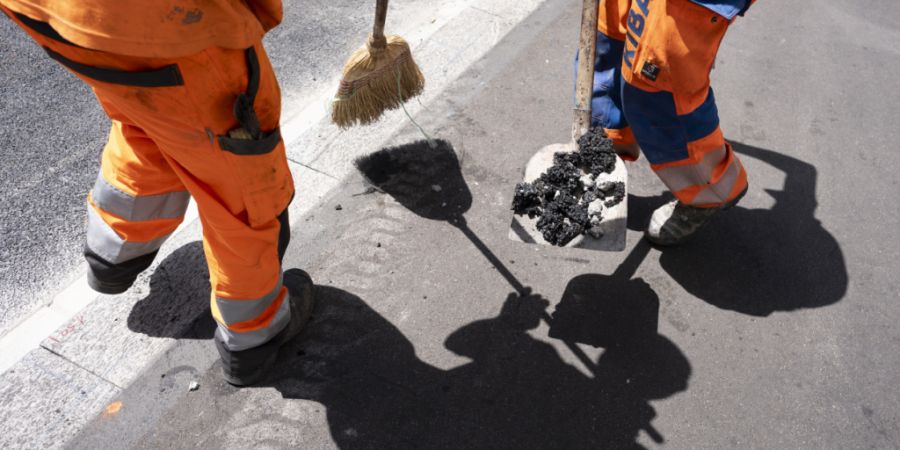 Gerade auf Baustellen kann die Hitzebelastung für Mitarbeitende derzeit extrem sein. (Archivbild)