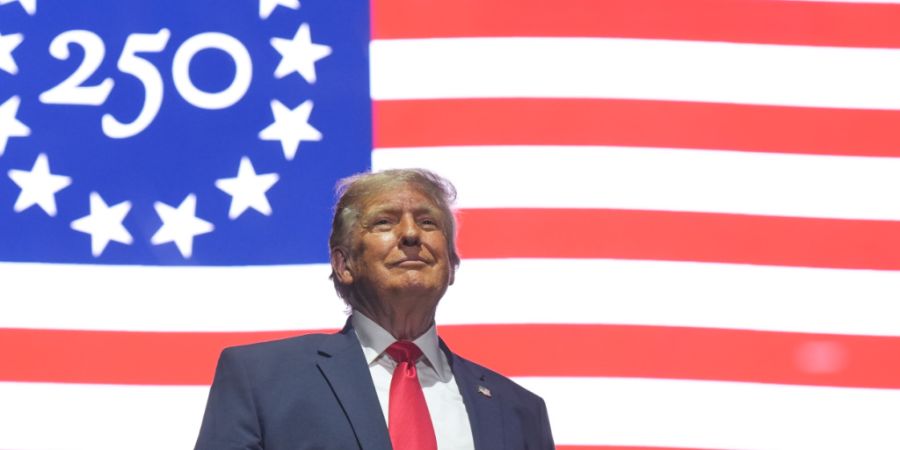 US-Präsident Donald Trump beendet seine Rede zur Eröffnung der «Great American State Fair» auf der National Mall. Foto: Jacquelyn Martin/AP/dpa