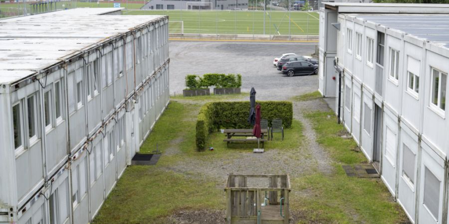 Zurzeit sind die Asylsuchenden in der provisorischen Containerunterkunft auf dem Sportplatz Luterbach in Küssnacht SZ untergebracht. (Archivbild)